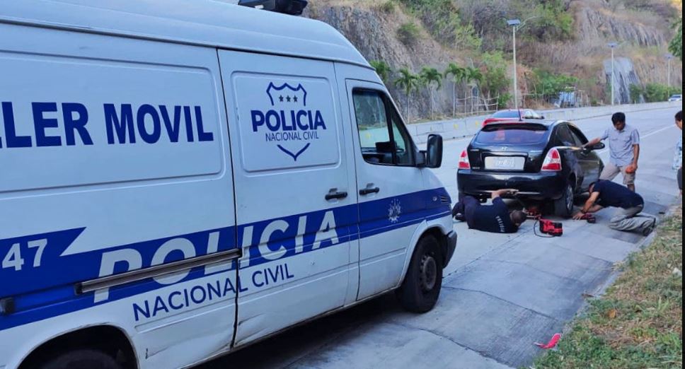 Taller móvil de la PNC auxilia a conductor tras estallarse una llanta de su vehículo