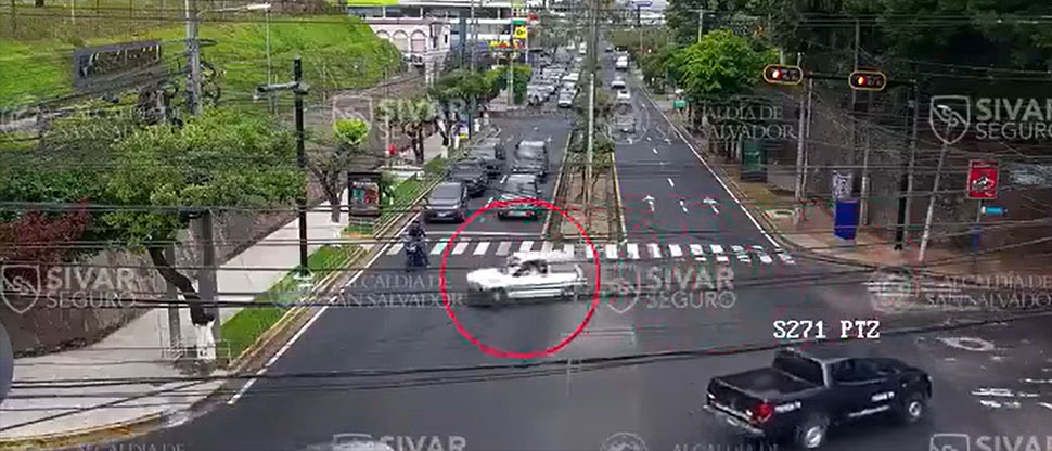 Conductor temerario pudo ocasionar un accidente en alameda Enrique Araujo