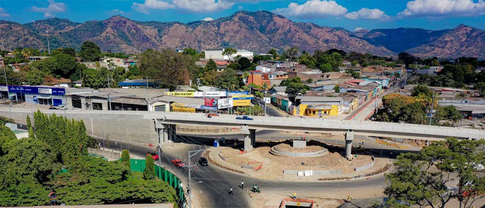 Paso a desnivel Unicaes tiene un 95% de avance