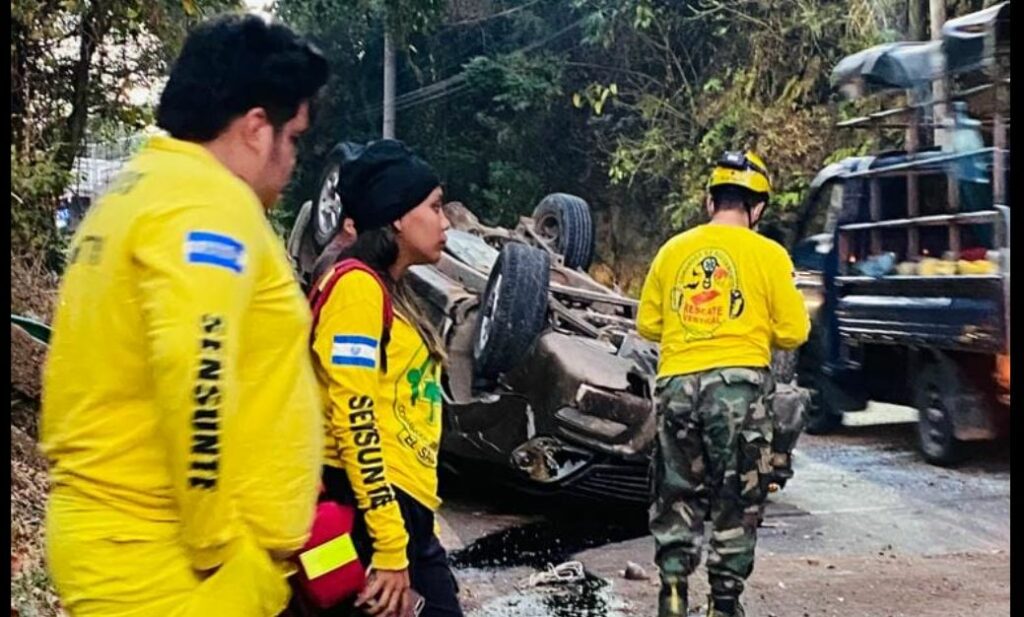Conductor pierde el control y vuelca en una curva sobre carretera a ...