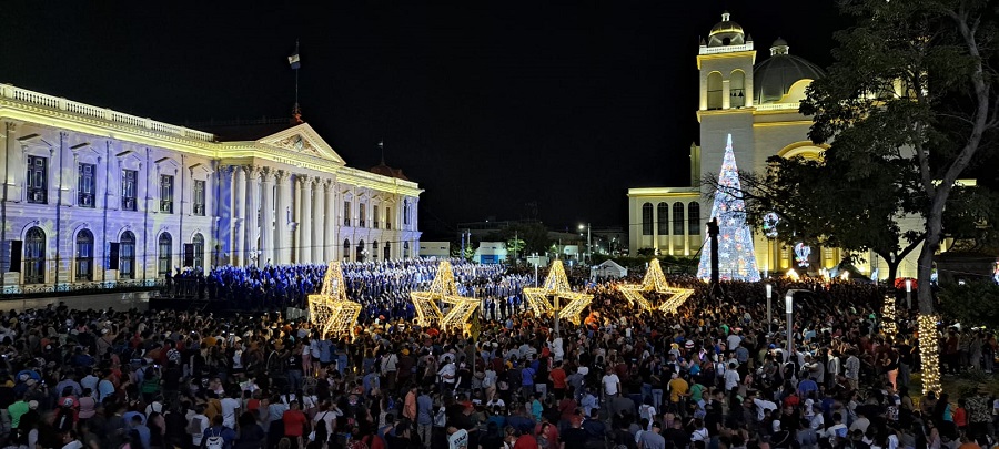 Miles de salvadoreños disfrutan de la presentación de la Banda El Salvador en el Centro Histórico