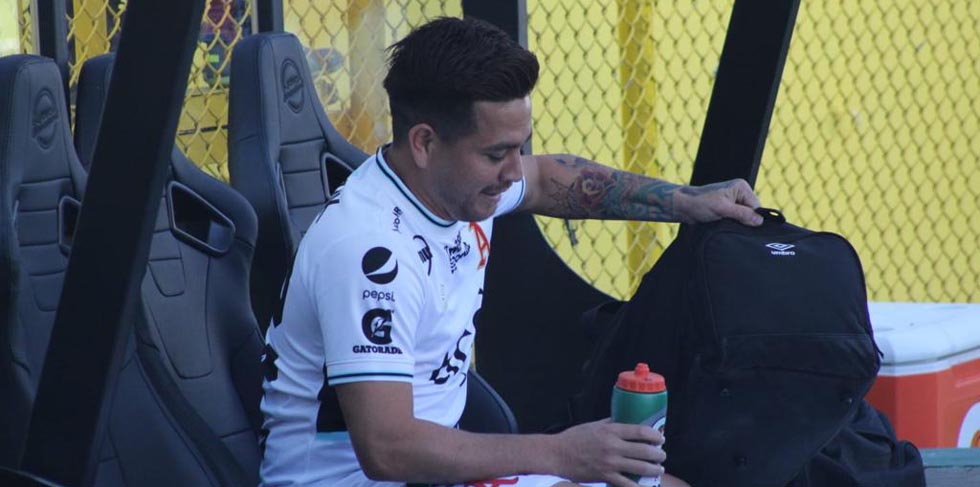FOTOS: Ya que Messi no quiso, “Fito” Zelaya estrena los nuevos asientos del Cuscatlán