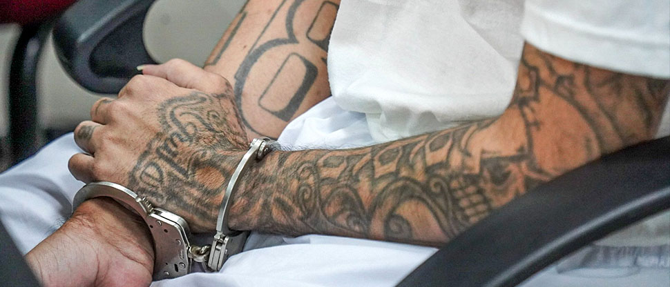 Pandilleros pasarán décadas en el CECOT tras atribuirles nuevos delitos