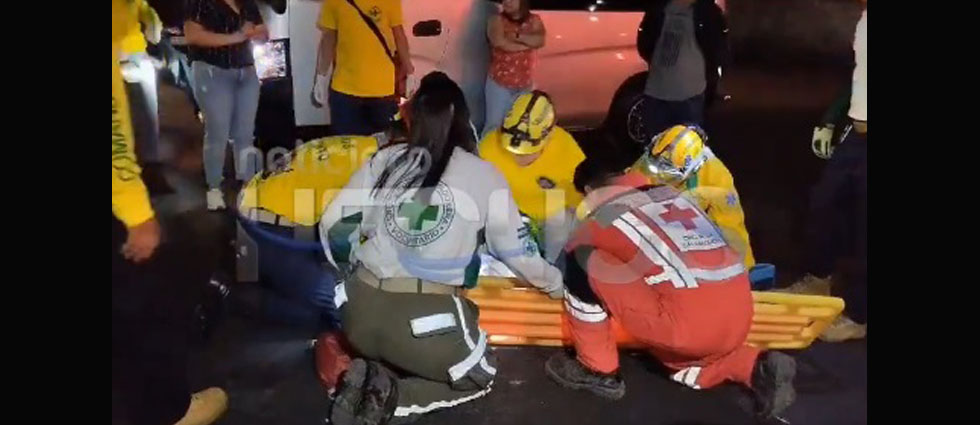 Mujer resulta lesionada tras fuerte accidente en la Juan Pablo II