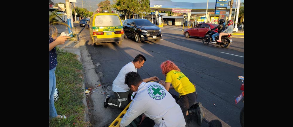 Reportan un lesionado tras accidente frente a centro comercial capitalino