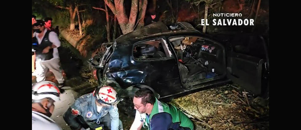 Automovilista choca contra un poste en el bulevar Luis Poma: hay dos lesionados