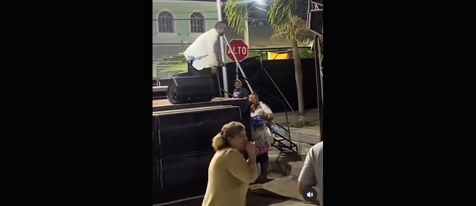 “La Prestobarbas” pide micrófono a un pastor y, en lugar de dar testimonio, dijo esto