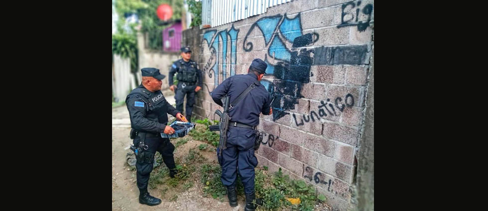 Policías borran uno de los últimos rastros de la MS en Colón
