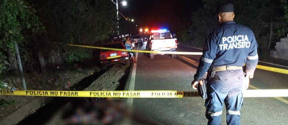 Automovilista arrolla a dos personas y una muere