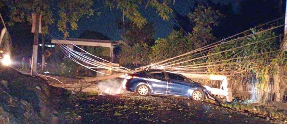 Soyapango: ebrio al volante derriba postes del tendido eléctrico y deja sin luz a varios sectores