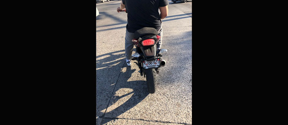 Conductor se da a la fuga al pedirle documentación de tránsito