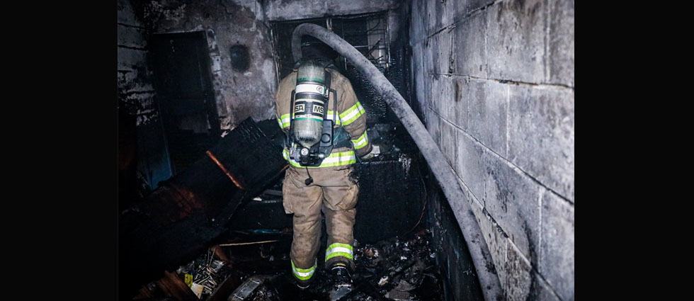 Sofocan voraz incendio en casa de Santa Tecla