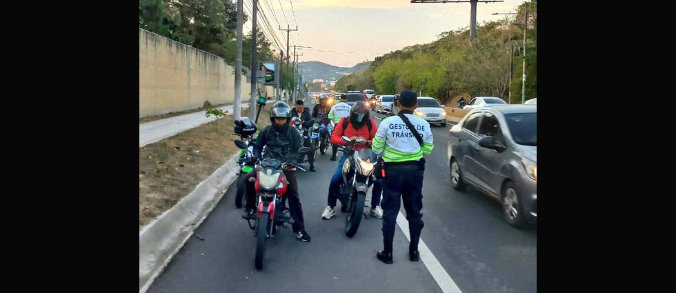 Varios conductores sancionados por circular en el hombro de la vía