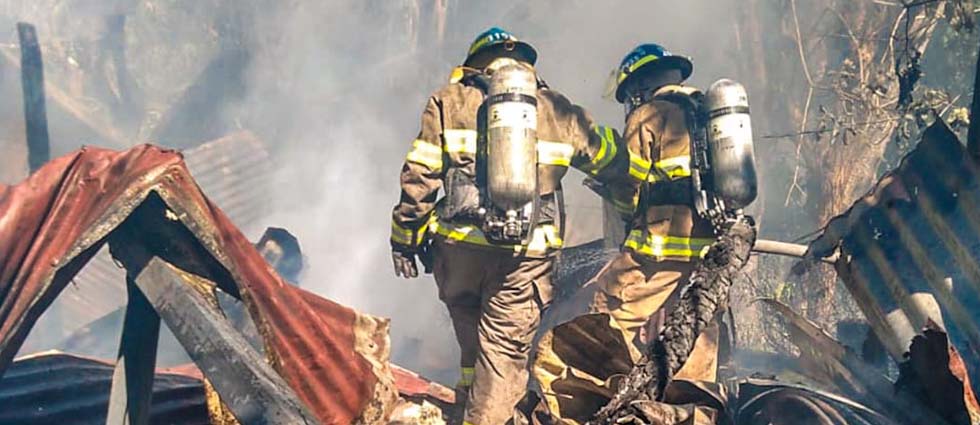 Sofocan voraz incendio que afectó dos viviendas en La Libertad