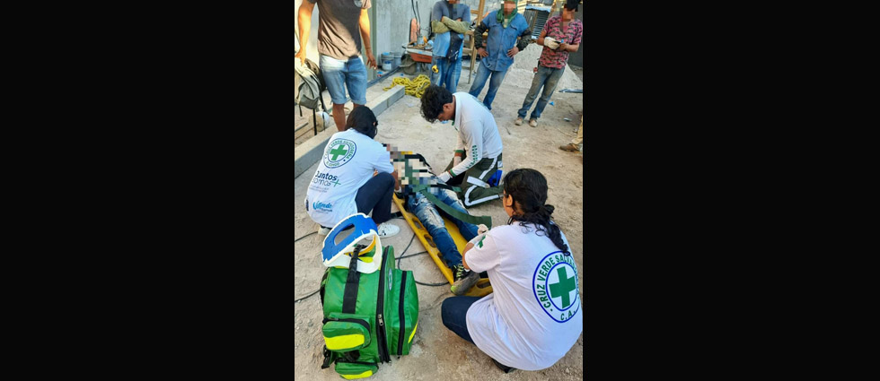 Auxilian a hombre tras caer de unos tres metros de altura