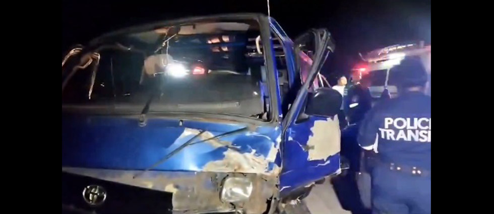 Rescatan a conductor tras quedar atrapado en la cabina por accidente en el bulevar Constitución