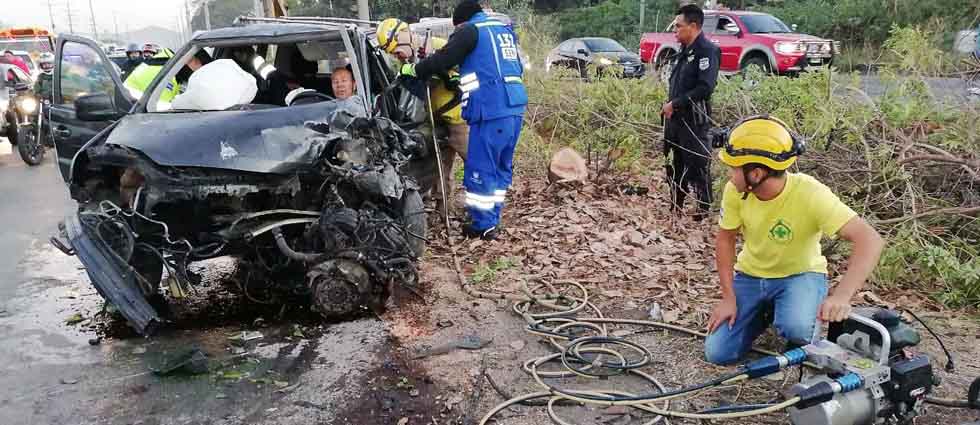 Liberan a conductor tras quedar atrapado por fuerte accidente