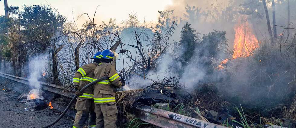 Sofocan voraz incendio en maleza seca en Soyapango