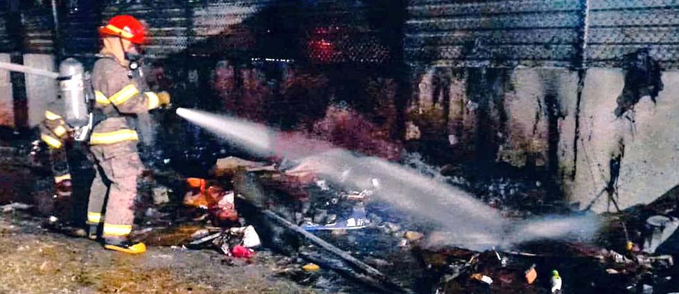 Incendio consume estructura sobre el bulevar del Ejército