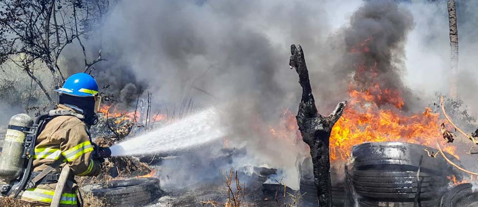 Sofocan voraz incendio en terreno con llantas en desuso