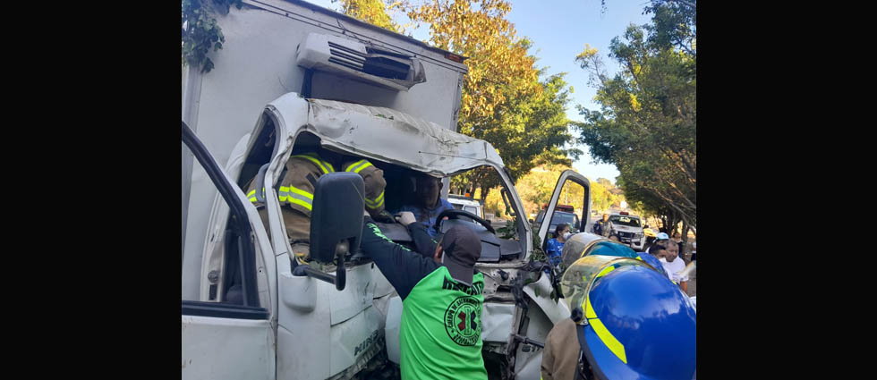 Conductor se estrella contra un árbol en la carretera Panamericana y queda atrapado