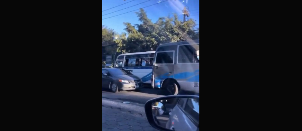 Conductor recibe 5 multas tras ser captado manejando en sentido contrario
