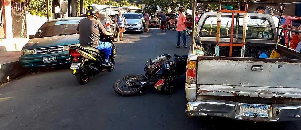 Conductor acaba en el asfalto tras accidente en San Salvador