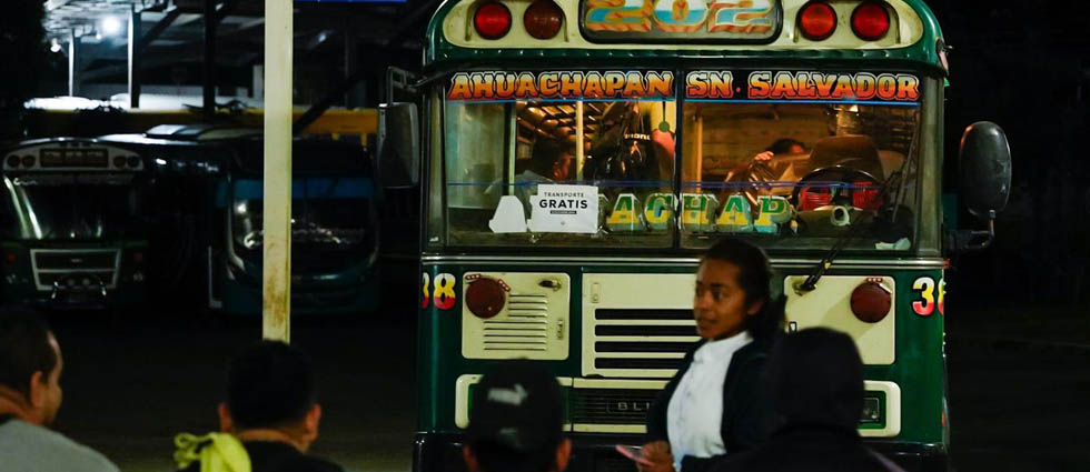 Desde muy temprano, salvadoreños ya hacen uso del transporte gratuito este domingo