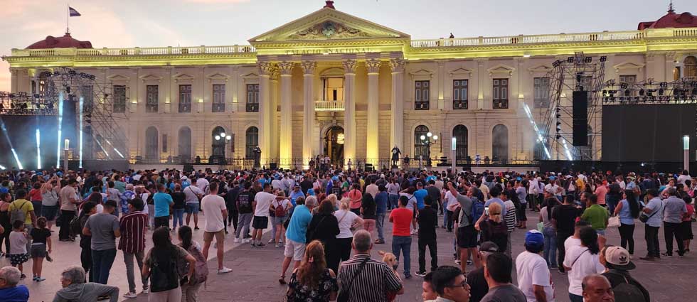 Presidente cita a salvadoreños frente al Palacio Nacional ante inminente triunfo en las elecciones
