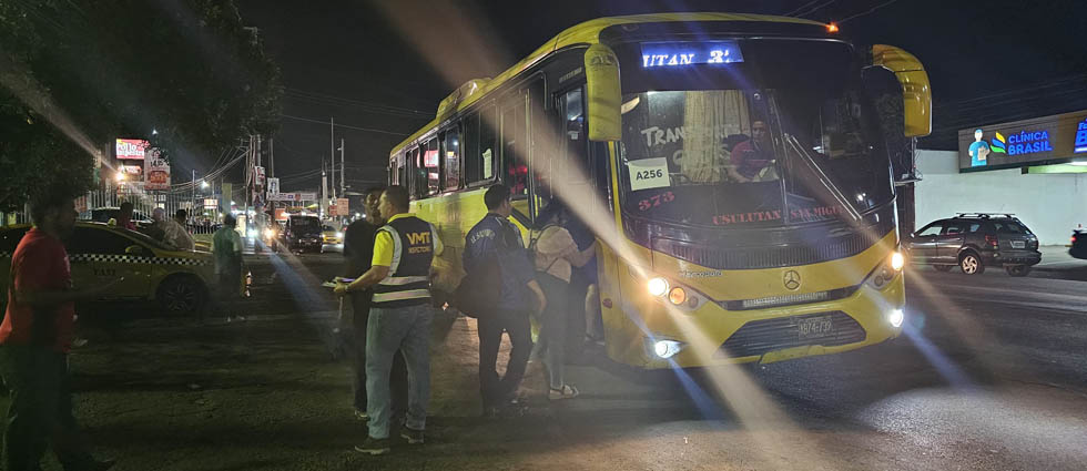 Salvadoreños siguen haciendo uso del transporte gratuito tras una histórica jornada electoral