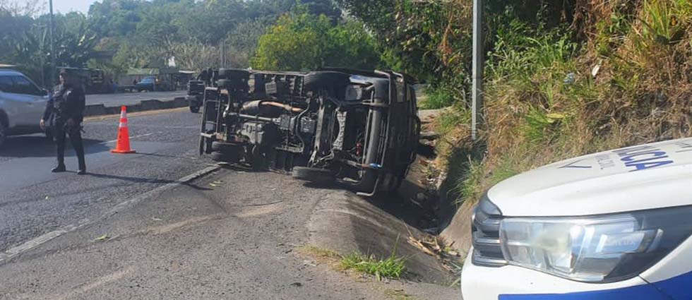Auxilian a conductor tras accidente en la carretera Panamericana