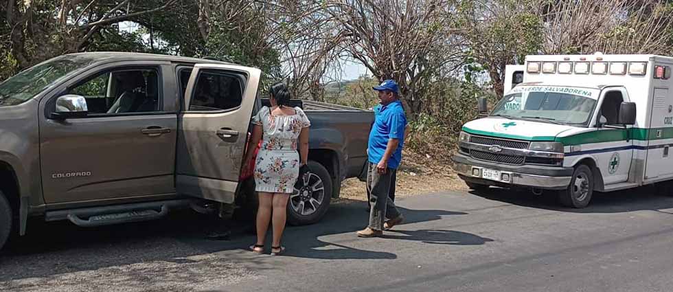 Ciudadano auxilia a conductor tras accidente en El Paisnal