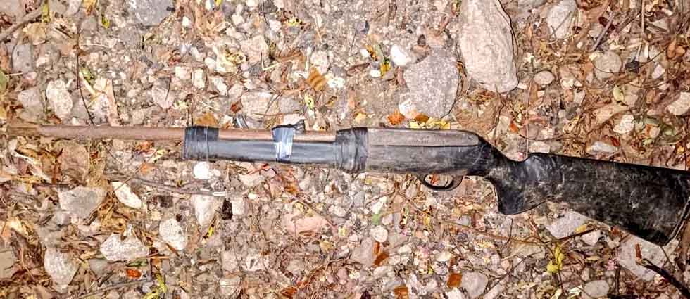 Hallan abandonado en San Vicente un fusil calibre 22