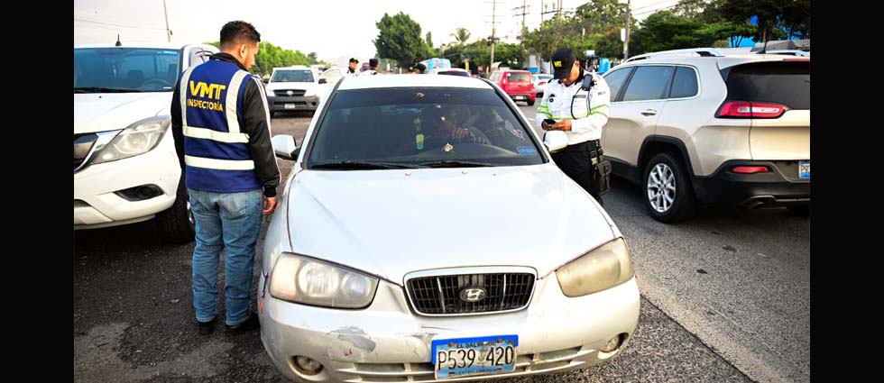 Conductor comete varias faltas de tránsito en una misma acción y casi provoca un accidente