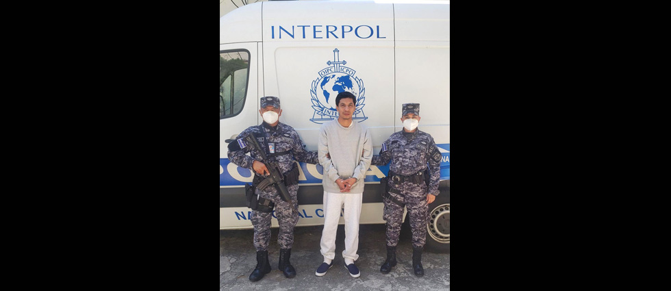 Llega deportado a El Salvador pandillero que fue detenido en zona limítrofe de México y Estados Unidos