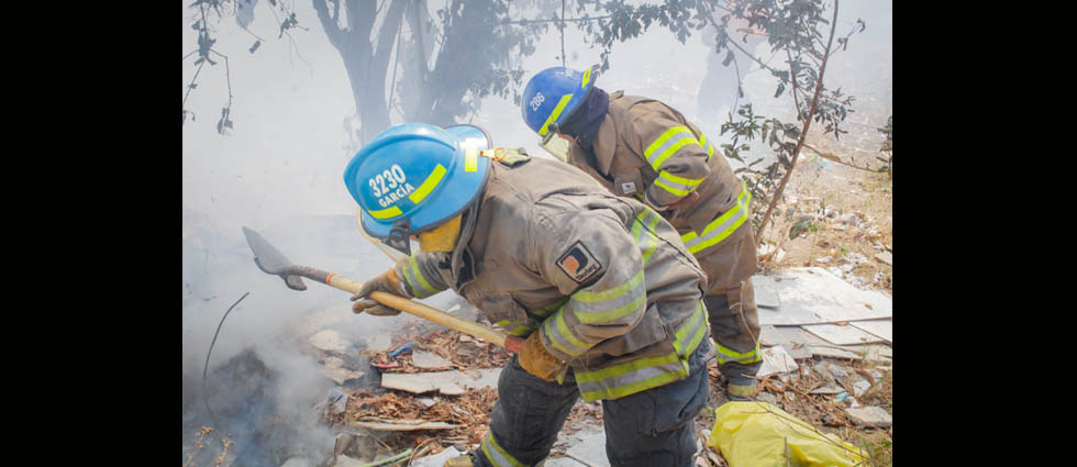 Bomberos controlan incendio en predio con abundantes desechos en San Salvador