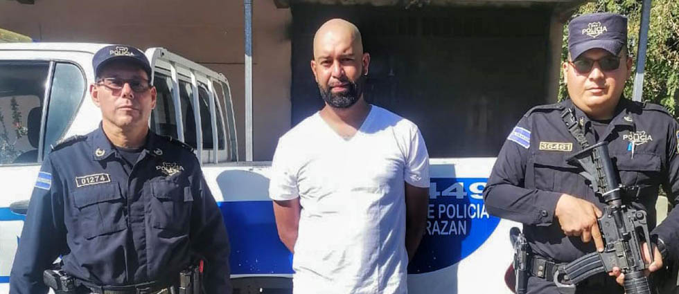 Arrestan a ebrio tras provocar accidente vial