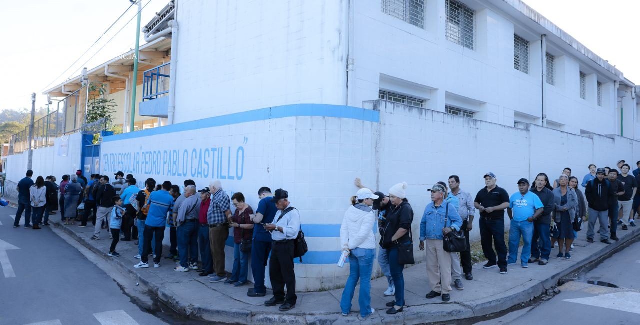 Decenas de salvadoreños acuden a votar desde temprano en Antiguo Cuscatlán