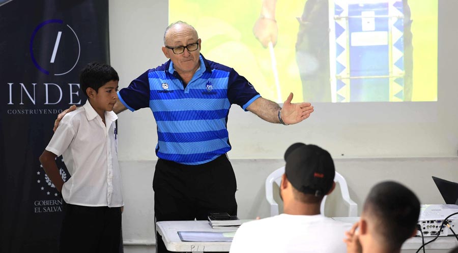 Niño de 12 años busca ser árbitro profesional en El Salvador