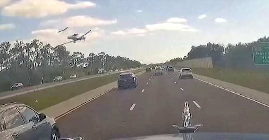 VIDEO: Avión se estrella contra un vehículo en plena autopista en Florida