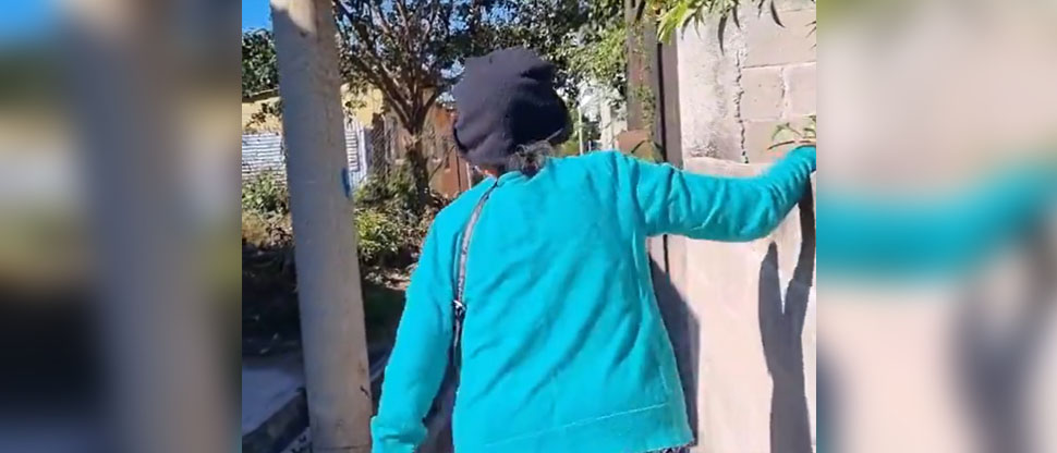 Abuelita de 93 años da ejemplo de civismo y acude a votar