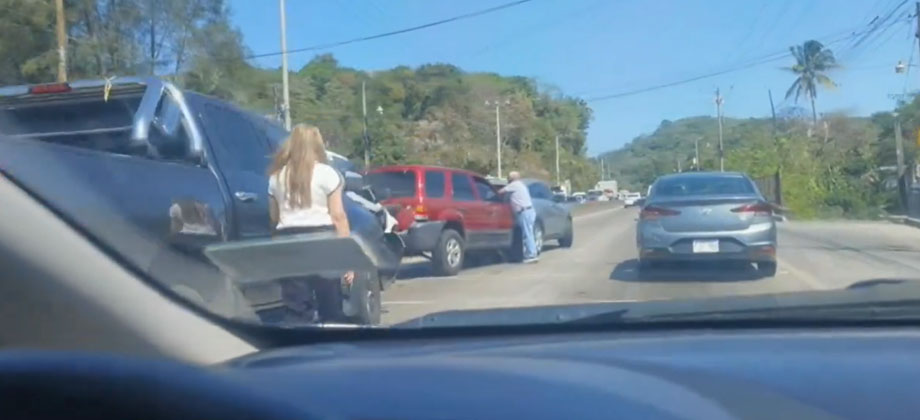 Reportan múltiple choque en carretera al Puerto de la Libertad