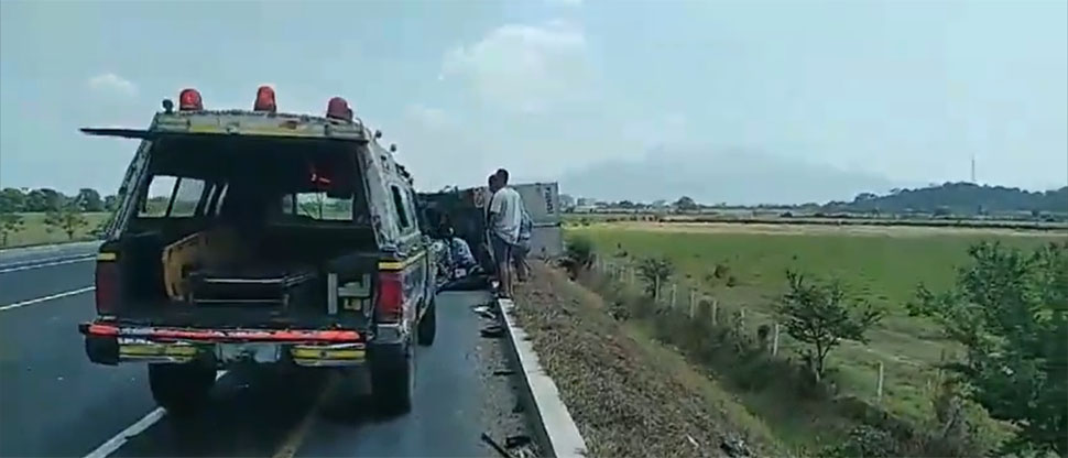 Camión vuelca y carro cae en zanja tras grave accidente en carretera al periférico Caudia Lars 