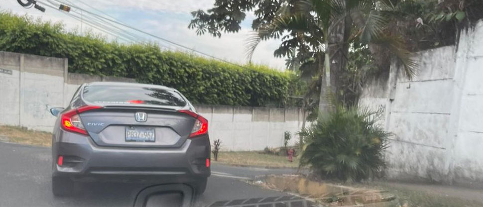 Denuncian a automovilista que lanzó latas de cerveza y basura a otro carro