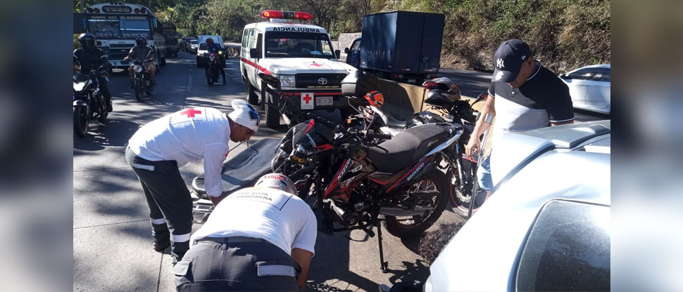 Motociclista se estrella contra la parte trasera de carro en la carretera a Los Chorros