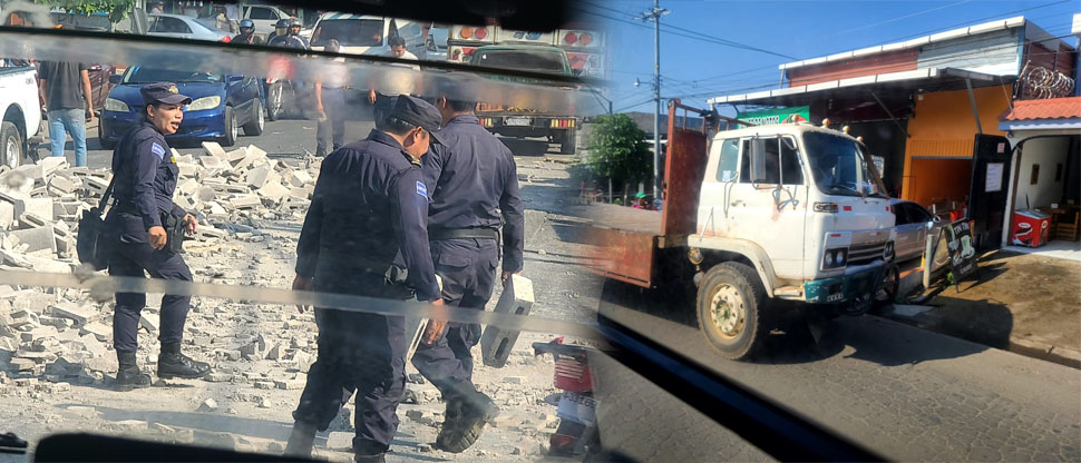 Camión arroja bloques de cemento en redondel de Sonzacate obstaculizando el tráfico