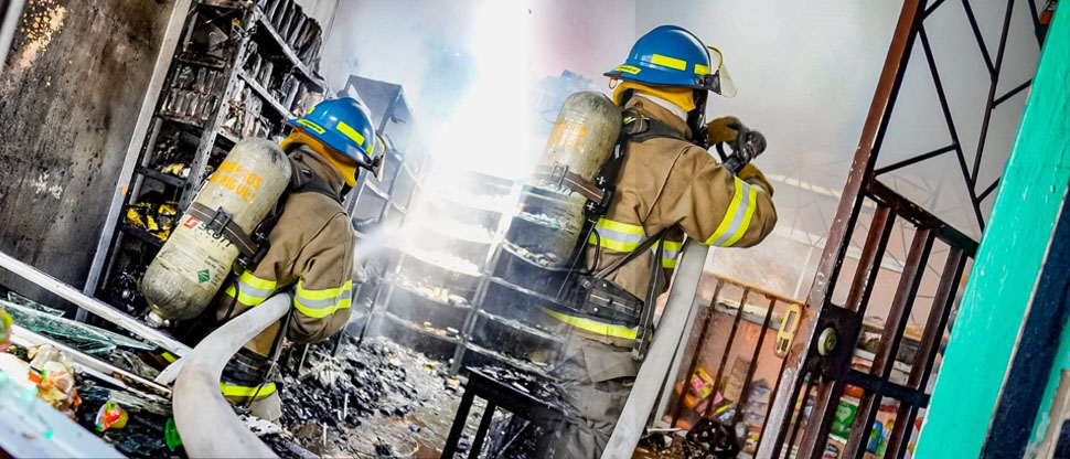 Bomberos sofocan incendio en local de un centro comercial de San Miguel