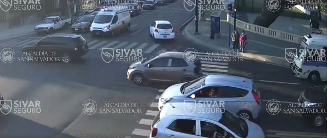 Cámaras captan accidente luego que conductor cedió el paso a una ambulancia (VIDEO)