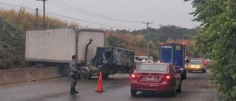 Camión vuelca y se empotra en separadores de la carretera a Quezaltepeque