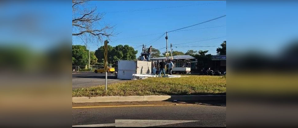 Camión vuelca en el desvío a Moncagua, San Miguel